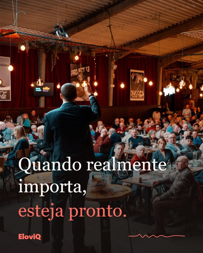 Palestrante de costas diante de uma plateia cheia, com a frase: quando realmente importa, esteja pronto.