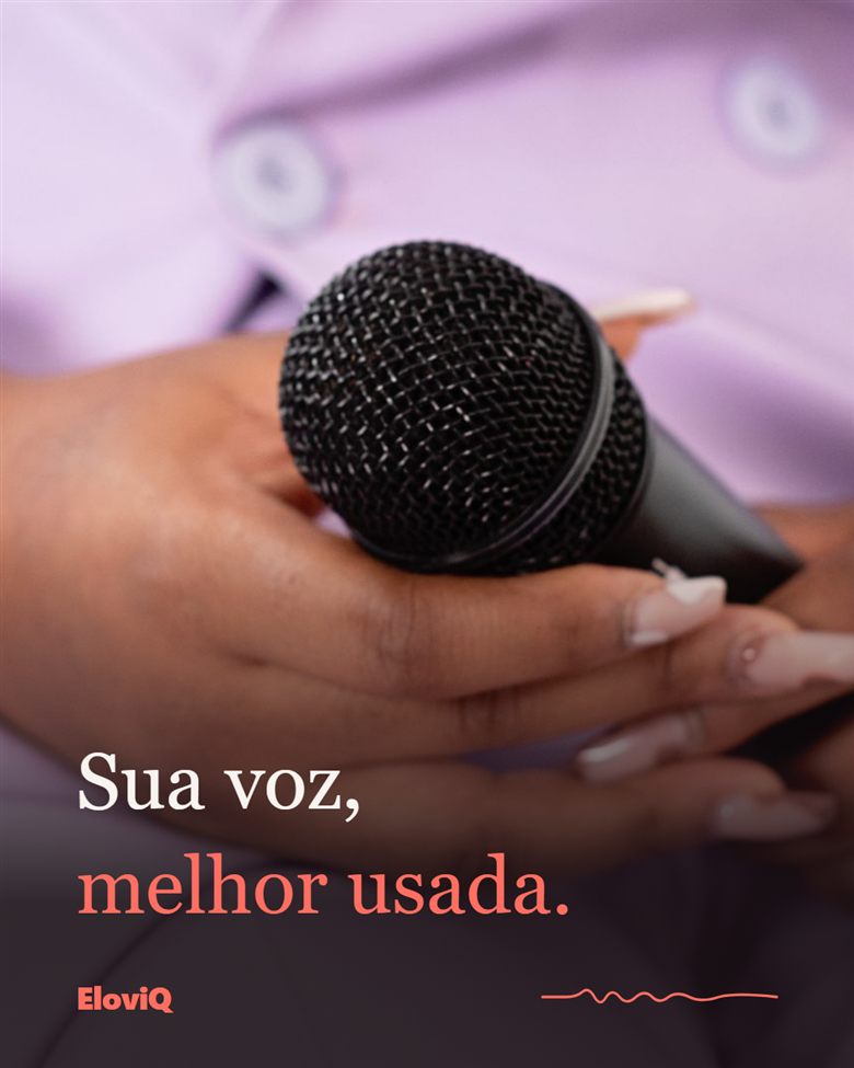 Mãos segurando um microfone, com a frase: sua voz, melhor usada.